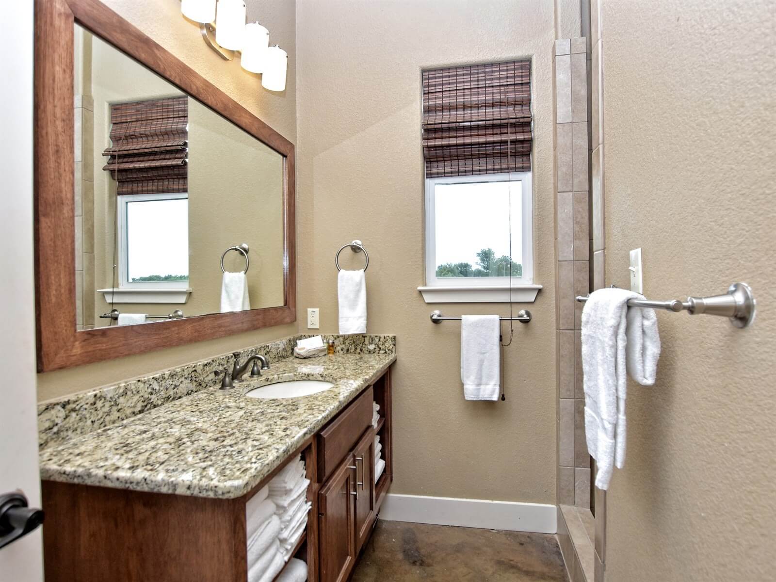 Pecan River Ranch Accommodations - Guest House Bathroom