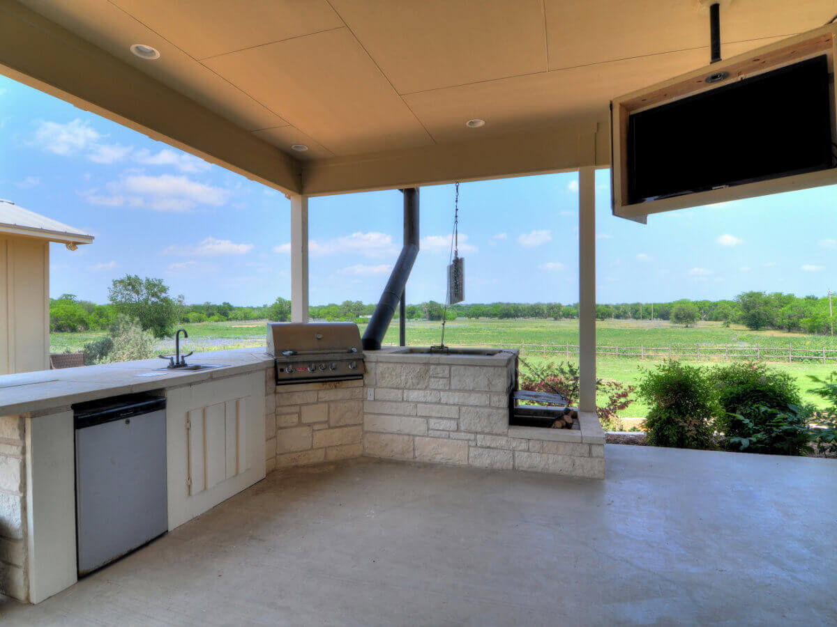 Pecan River Ranch Accommodations - Outdoor Kitchen Grill